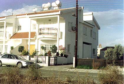 house for sale in larnaca cyprus coast.JPG (38433 bytes)